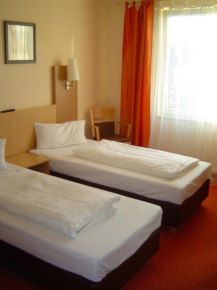 Hotel Petersburg Superior Дюссельдорф Экстерьер фото